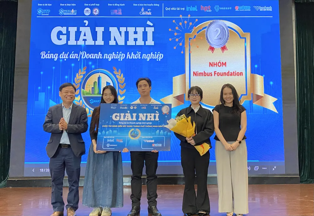 Perwakilan dari panitia penyelenggara menyerahkan hadiah kedua kepada proyek Nimbus Foundation. tempImageyauIDd.jpg