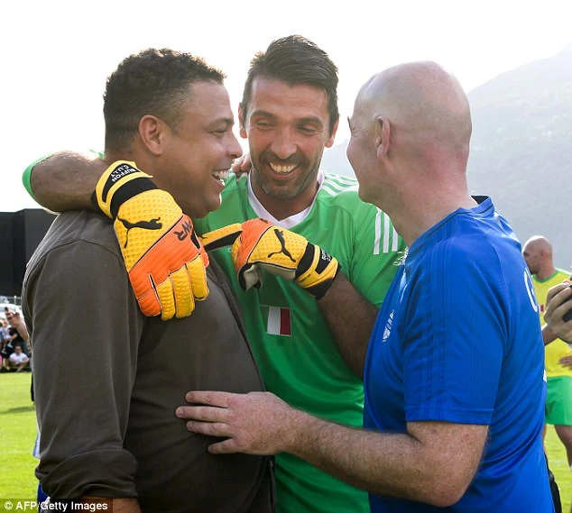 Rô béo và Buffon trong trận cầu từ thiện 2017. Ảnh: Getty Images.