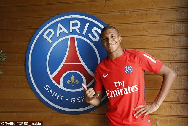 Kylian Mbappe (trái) là bản hợp đồng tệ hại nhất mùa hè 2017. Ảnh: Getty Images.