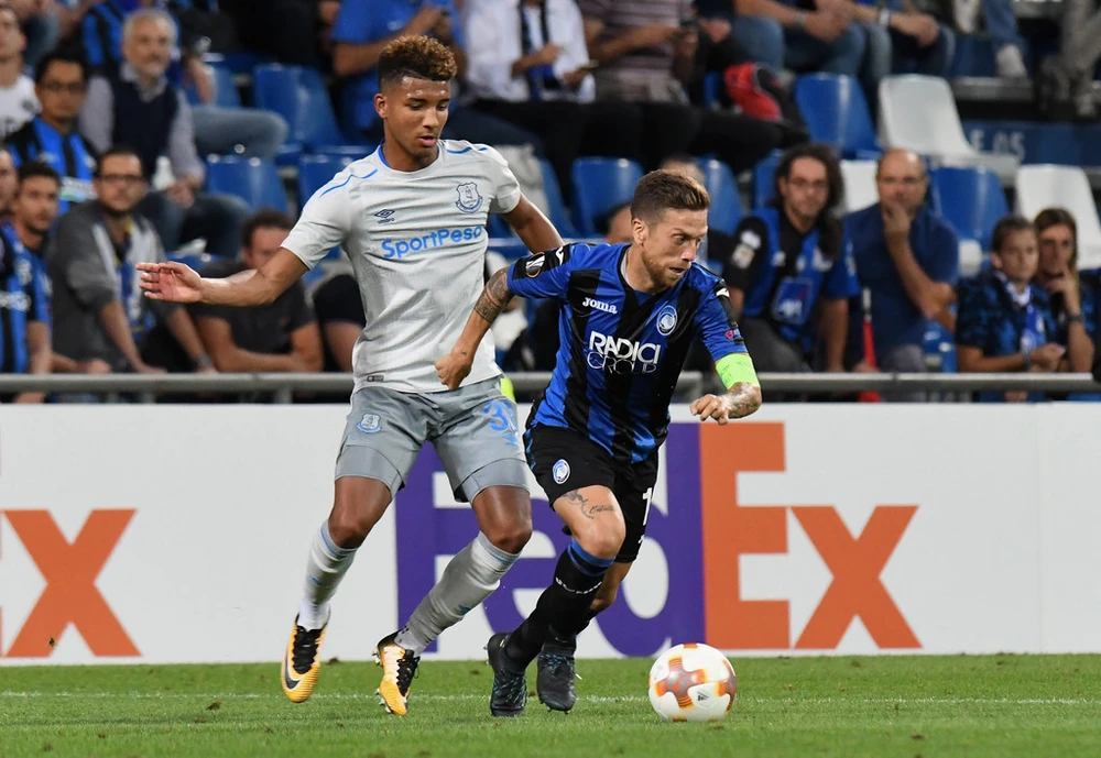 Papu Gomez (phải, Atalanta) đi bóng trước hậu vệ Mason Holgate (Everton). Ảnh: Getty Images.