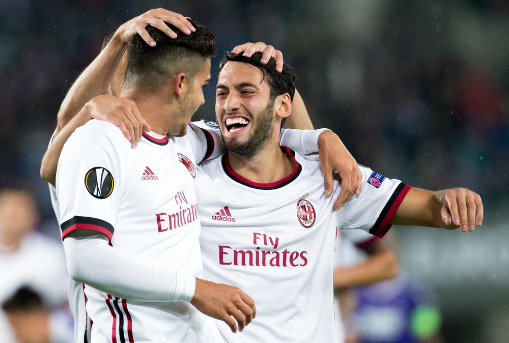 Andre Silva (trái) và Hakan Calhanoglu ăn mừng bàn thắng. Ảnh: Getty Images.