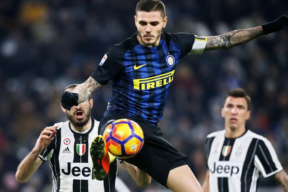 Mauro Icardi (Inter) kiểm soát bóng trước các hậu vệ Juventus. ẢnhL Getty Image