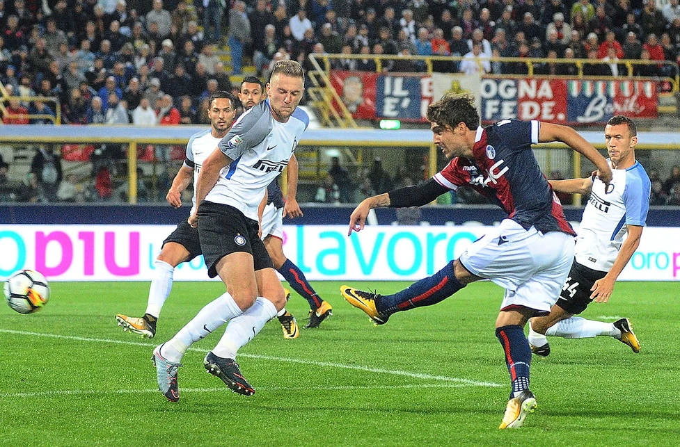 Simone Verdi (phải, Bologna) tung cú sút trước khung thành Inter. Ảnh: Getty Images.