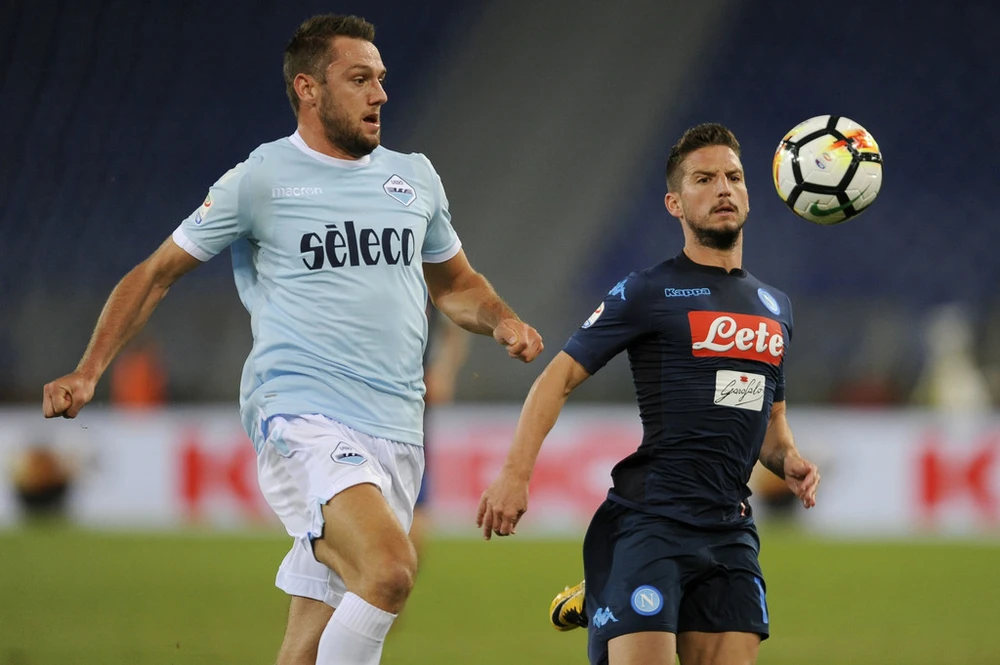 Dries Mertens (phải, Napoli) nhỏ con nhưng cực kỳ lanh lẹ. Ảnh: Getty Images.