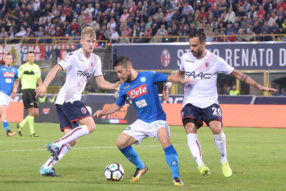 Dries Mertens (giữa) sẽ cố gắng ghi bàn làm quà tặng cho Milik. Ảnh: Getty Images.