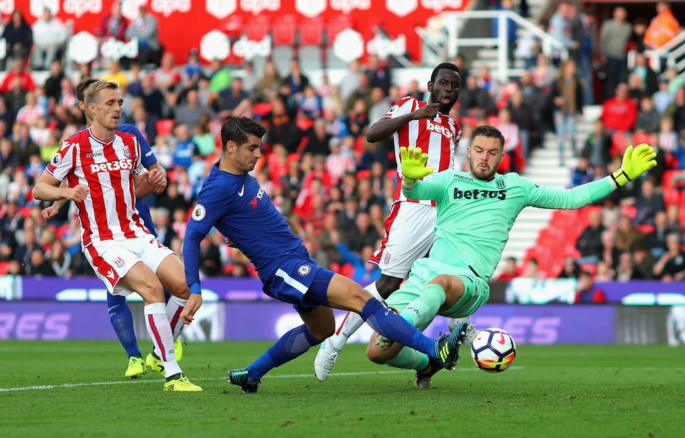 Alvaro Morata (giữa) vừa ghi hattrick cho Chelsea ở Premier League (thắng Stoke City 4-0). Ảnh: Getty Images.