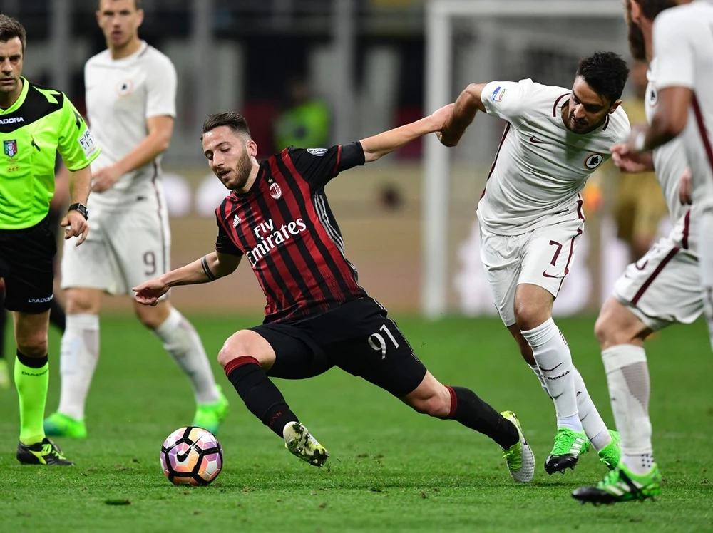 Andrea Bertolacci (trái, AC Milan) tranh bóng với Clement Grenier (AS Roma). Ảnh: Getty Images.