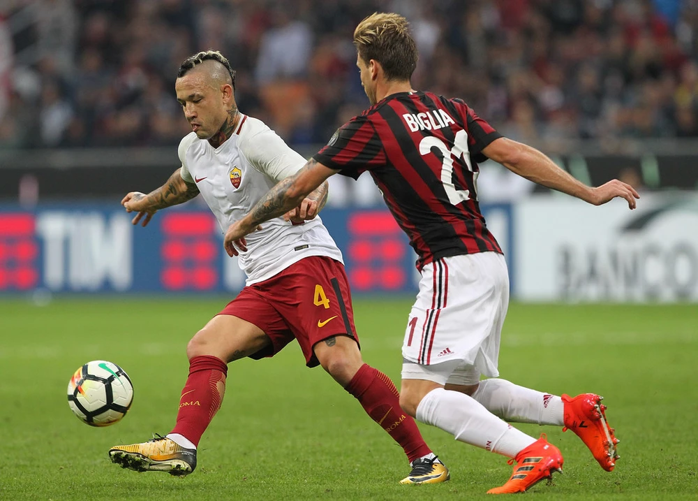 Radja Nainggolan (trái, Roma) đi bóng qua Lucas Biglia (Milan). Ảnh: Getty Images.