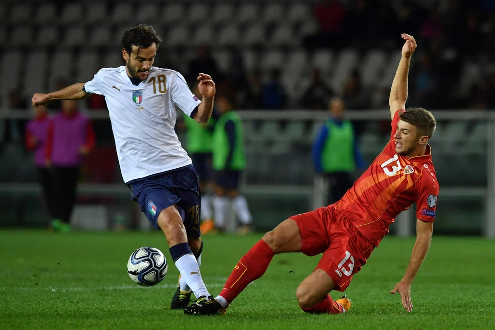 Marco Parolo (trái, Italia) tranh bóng với Stefan Ristovski (Macedonia). Ảnh: Getty Images.