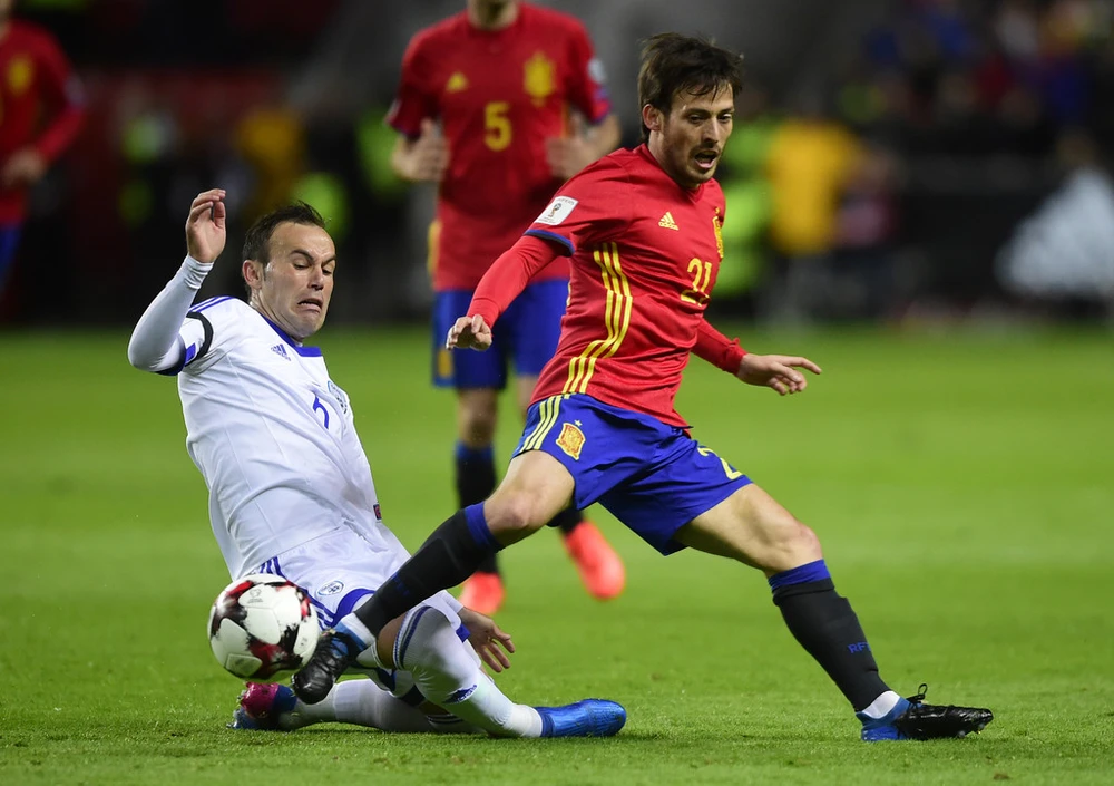 David Silva (phải, Tây Ban Nha) sẽ không đá với Israel vì án treo giò. Ảnh: Getty Images.