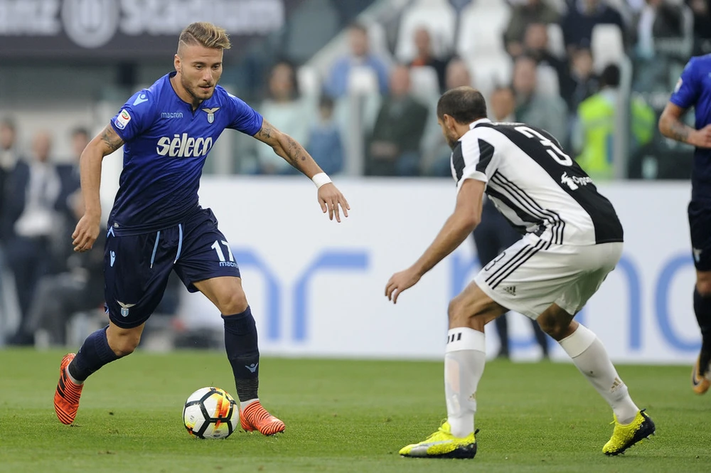 Ciro Immobile (trái, Lazio) đi bóng trước Giorgio Chiellini (Juventus). Ảnh Getty Images