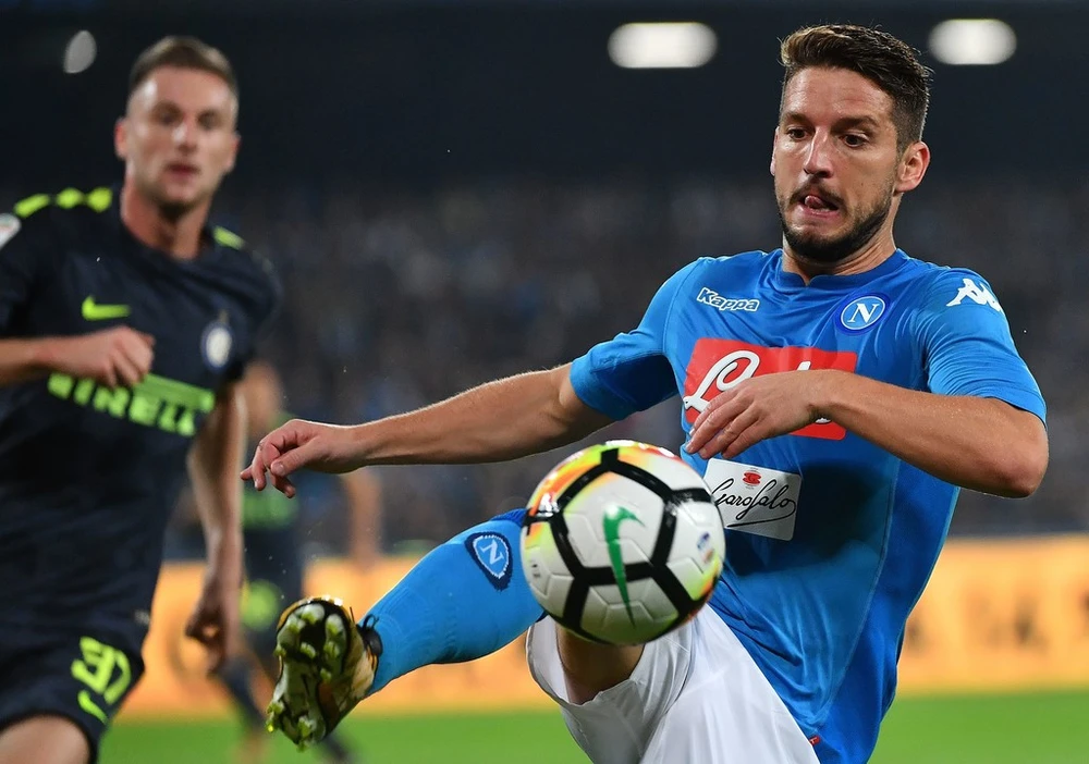 Deries Mertens (Napoli) tung cú vô lê chớp nhoáng. Ảnh: Getty Images.