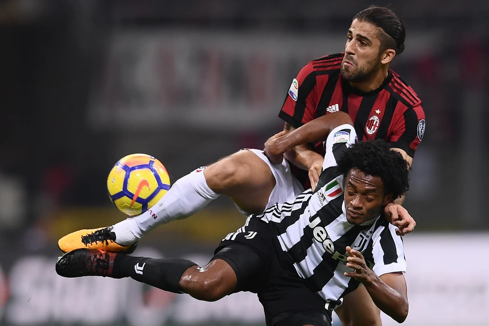 Ricardo Rodriguez (trên, AC Milan) tranh bóng với Juan Cuadrado (Juventus). Ảnh: Getting Images.