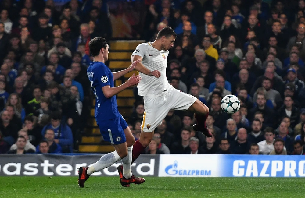 Tiền đạo Edin Dzeko (phải, Roma) ghi bàn thắng tuyệt đẹp ở trận lượt đi. Ảnh: Getty Images.