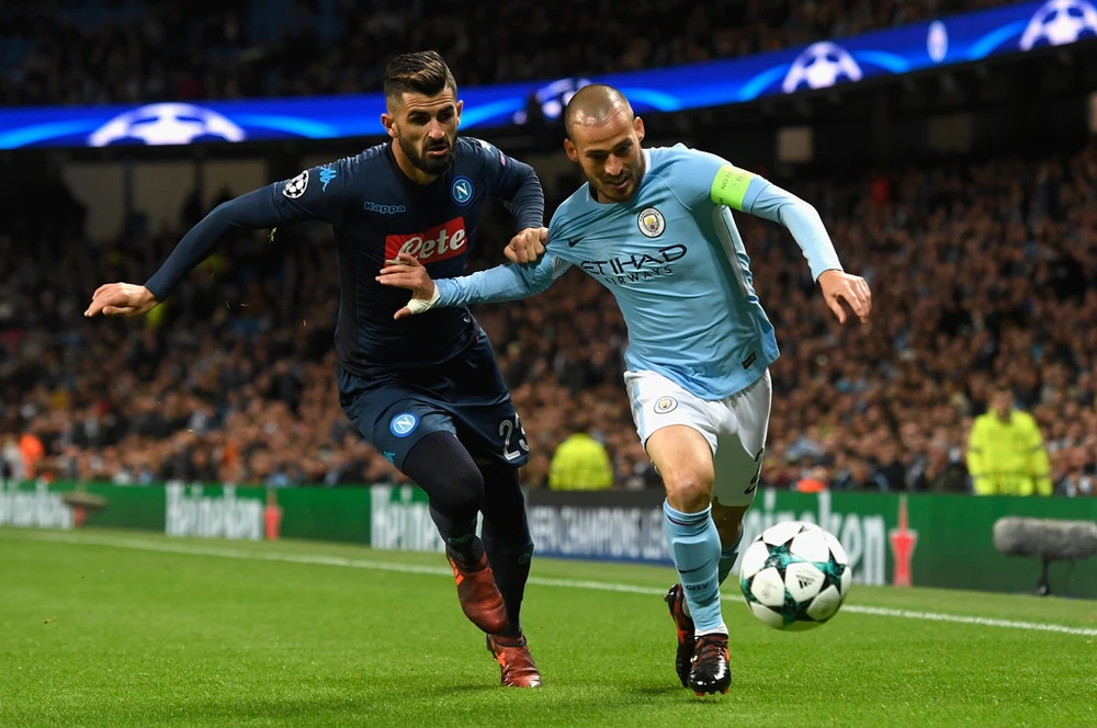 David Silva (phải, Manchester City) cố gắng vượt qua Elseid Hysaj (Napoli). Ảnh: Getty Images.