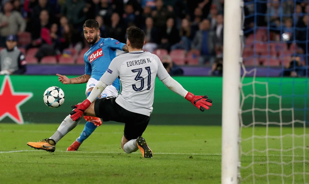 Lorenzo Insigne (trái, Napoli) mở tỷ số trước Manchester City. Ảnh: Getty Images.