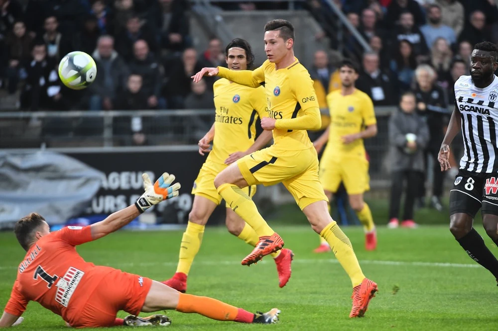 Julian Draxler (Paris SG) gảy bóng qua tay thủ thành Mathieu Michel (Angers). Ảnh: Getty Images.