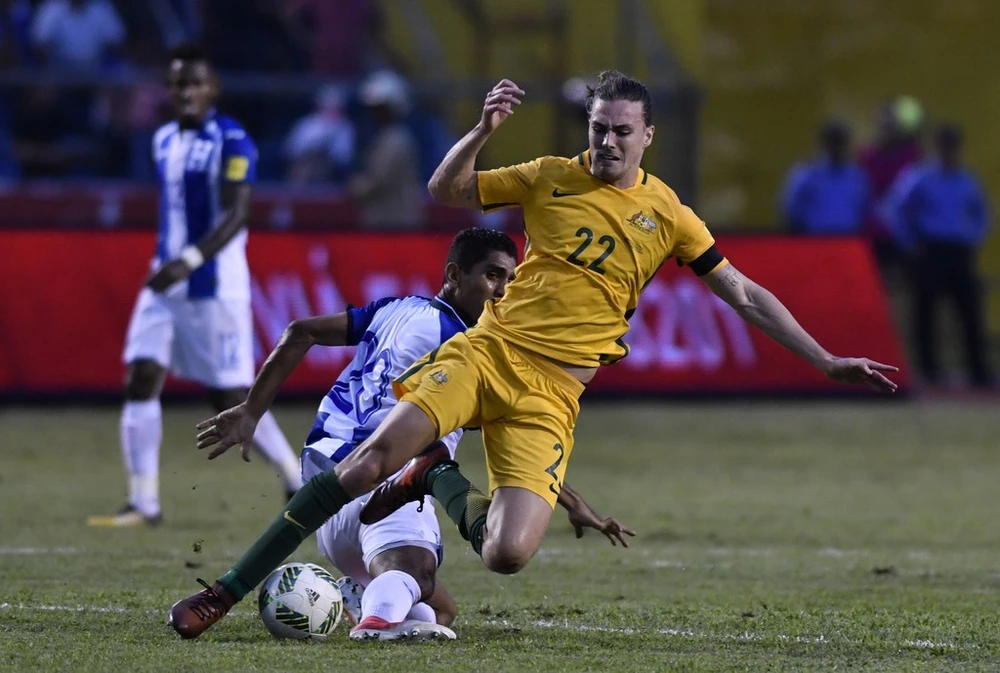 Jackson Irvine (phải, Australia) bị hậu vệ Jorge Claros (Honduras) phạm lỗi. Ảnh Getty Images.