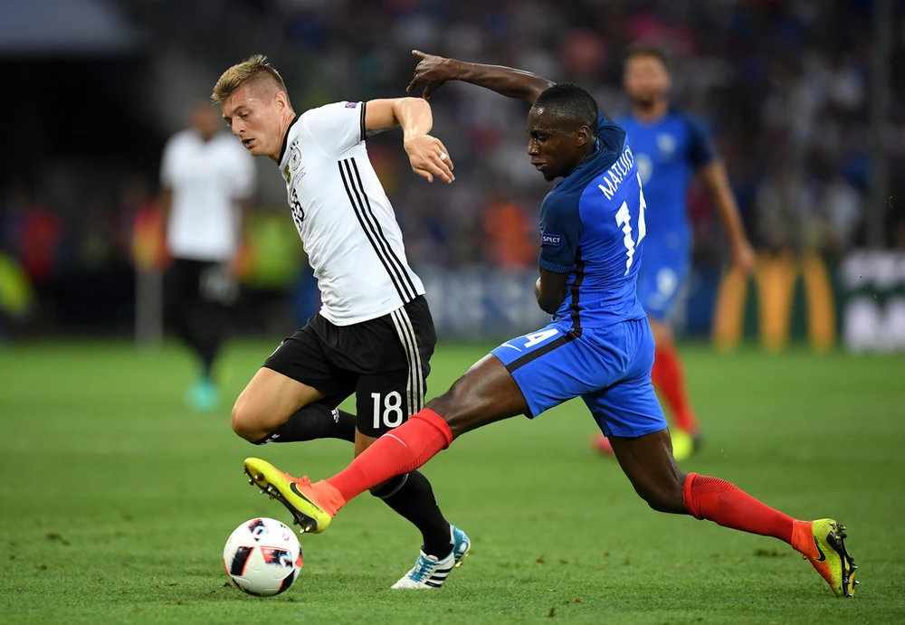 Toni Kroos (trái, Đức) đi bóng qua tiền vệ Blaise Matuidi (Pháp) ở EURO 2016. Ảnh: Getty Images. 