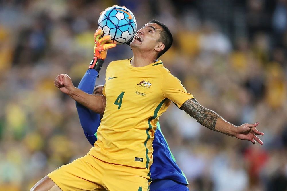 Tim Cahill luôn đe dọa khung thành Honduras. Ảnh: Getty Images.