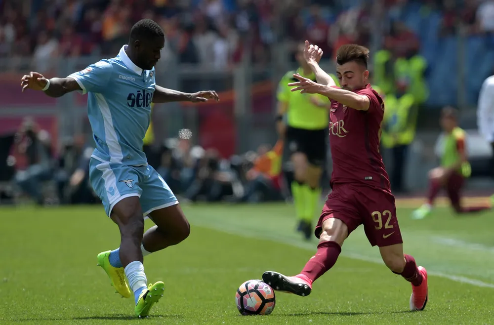 Tiền đạo Stephan El Shaarawy (phải, Roma) rê bóng trước Bastos Jacint (Lazio). Ảnh: Getty Images.