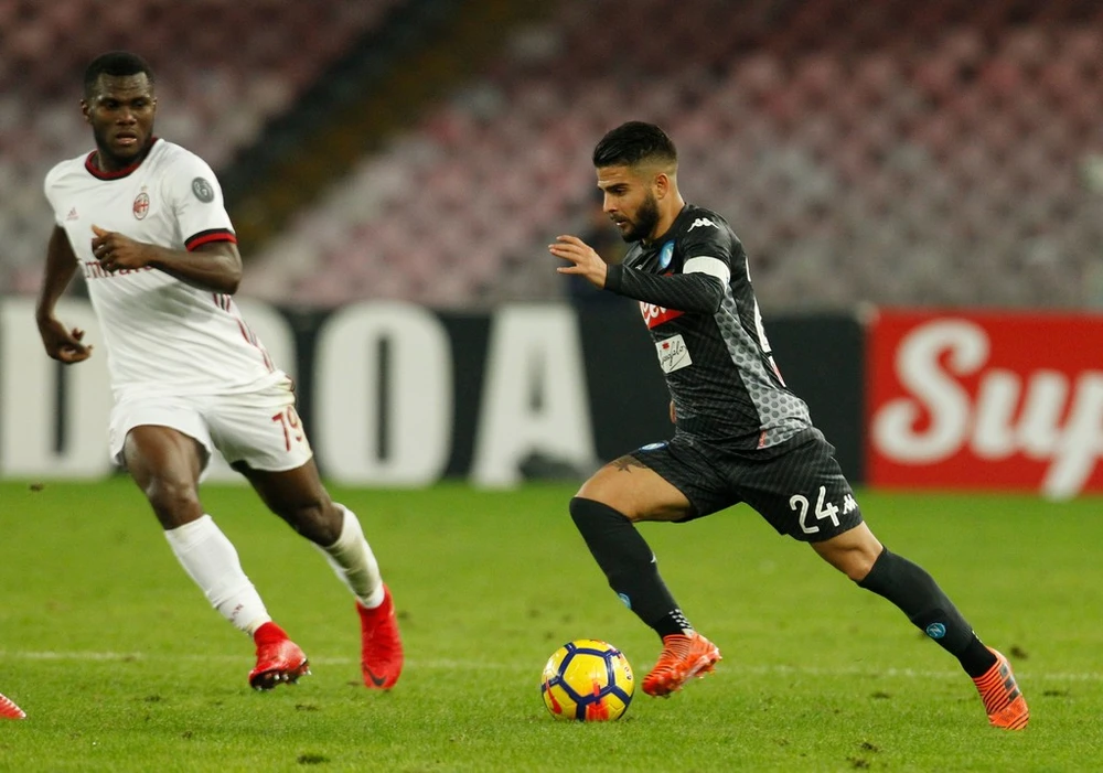 Tiền đạo Lorenzo Insigne (phải, Napoli) đi bóng trước Franck Kessie (AC Milan). Ảnh: Getty Images.