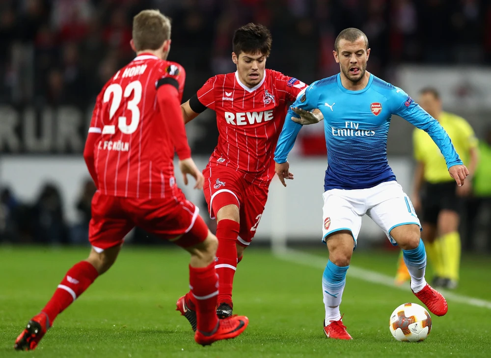 Jack Wilshere (phải, Arsenal) kiểm soát bóng trước Jorge Mere (Cologne). Ảnh: Getty Images. 