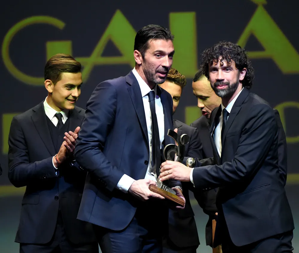 Chủ tịch AIC Damiano Tommasi trao giải cho thủ thành Gianluigi Buffon. Ảnh: Getty Images.