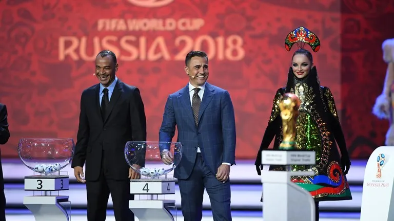 Cựu danh thủ Cafu (Brazil) và Fabio Cannavaro (Italia) trong lễ bốc thăm. Ảnh: Getty Images.