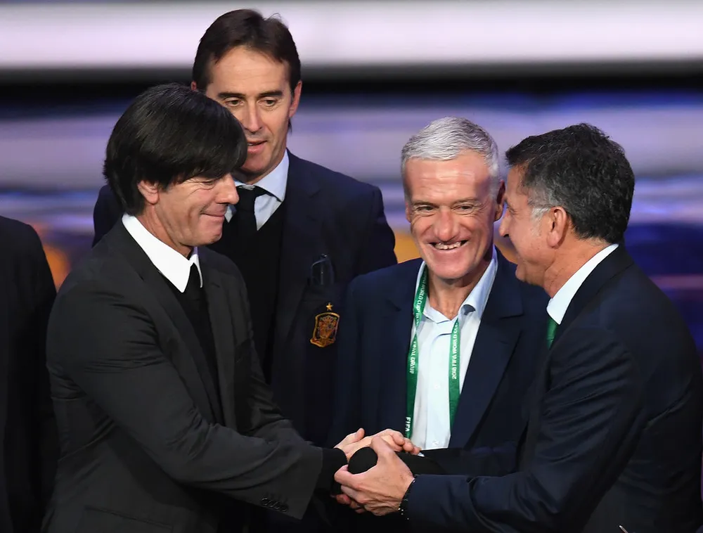 Các đại gia đều hân hoan. HLV Đức Joachim Loew, bắt tay Juan Carlos (Mexico), phía sau là HLV Tây Ban Nha Julen Lopetegui và HLV Pháp Didier Deschamps. Ảnh: Getty Images.