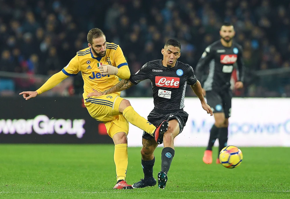 Gonzalo Higuain (trái, Juventus) một mình đánh bại đội bóng cũ. Ảnh: Getty Images. 