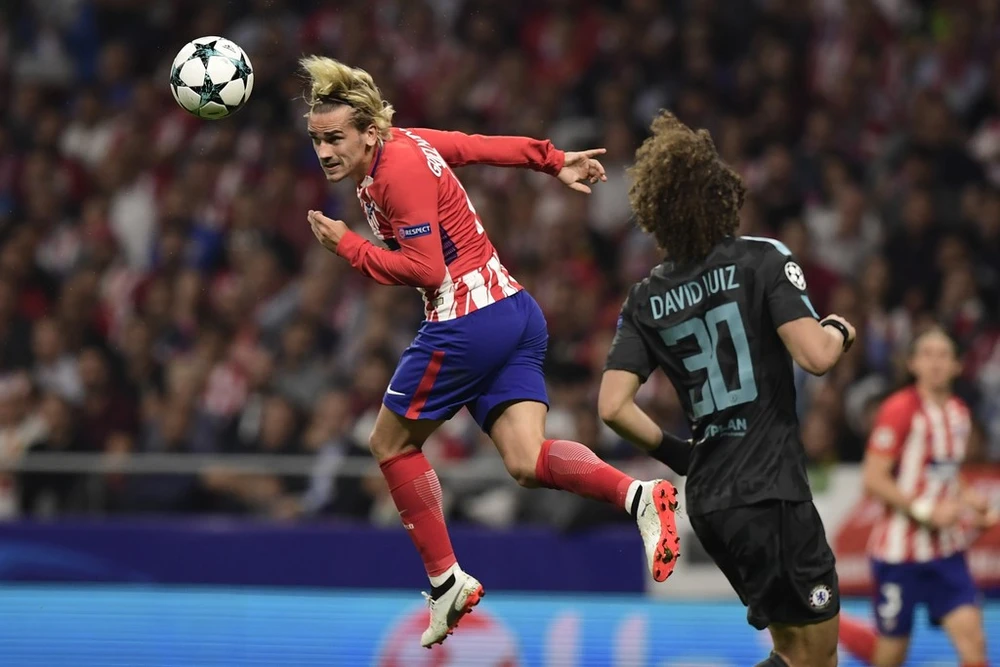 Antoine Griezmann (trái, Atletico Madrid) trong pha không chiến trước David Luiz. Chelsea) Ảnh: Getty Images.