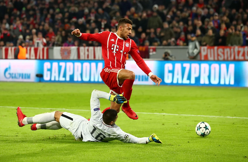 Corentin Tolisso (Bayern Munich) đối mặt thủ thành Alphonse Areola (Paris SG). Ảnh: Getty Images. 