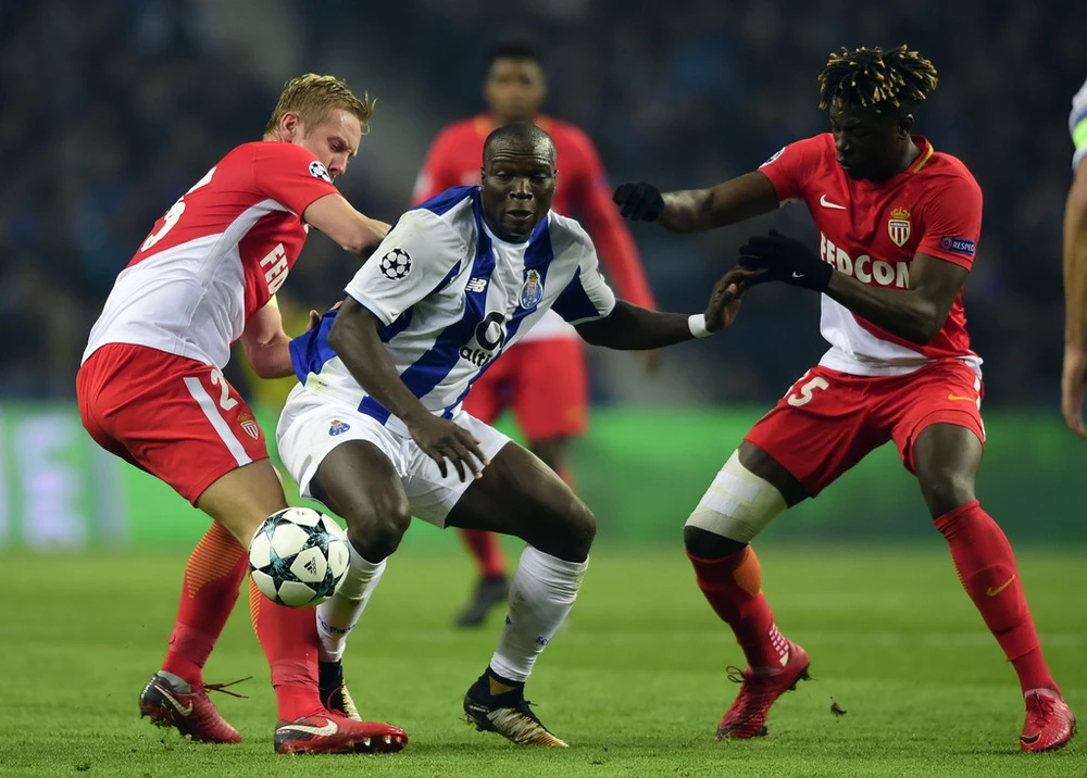 Tiền đạo Vincent Aboubakar (giữa, Porto) tung hoành giữa hàng phòng thủ Monaco. Ảnh: Getty Images. 