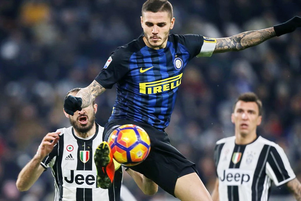 Mauro Icardi đoạt bóng trước hàng thủ Juventus. Ảnh: Getty Images.