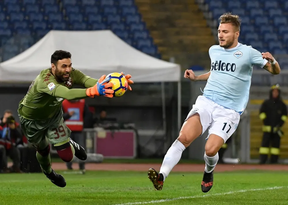 Thủ thành Salvatore Sirigu (trái, Torino) bắt bóng trước Ciro Immobile (Lazio). Ảnh: Getty Images.