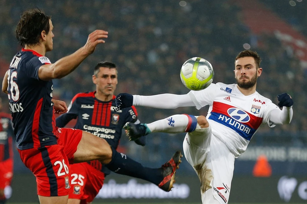 Lucas Tousart (phai, Lyon) tranh bóng với hậu vệ Caen. Ảnh: Getty Images.