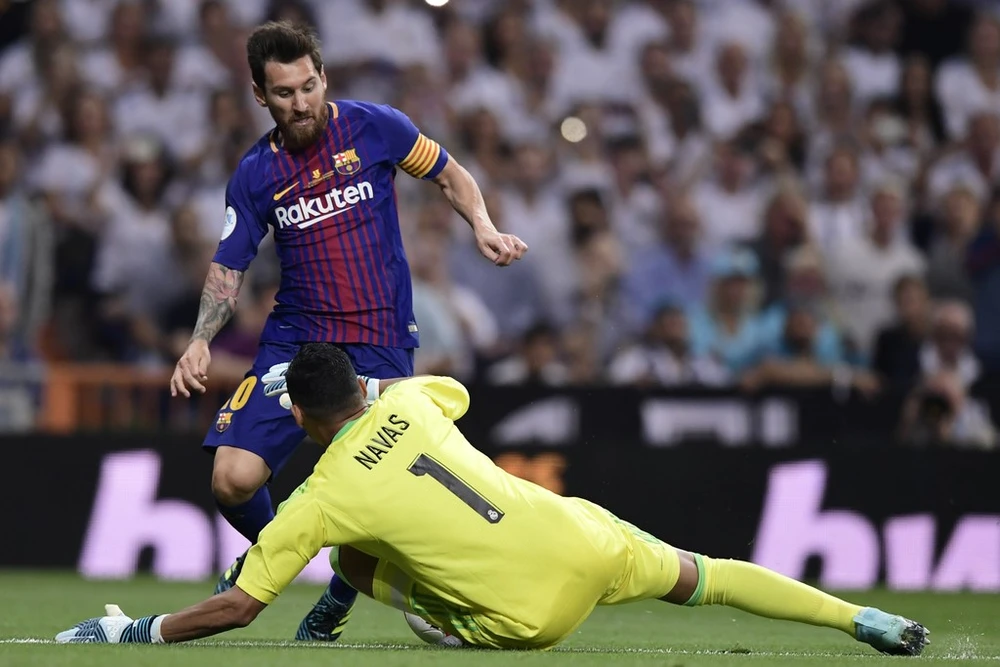 Lionel Messi (trái, Barcelona) sẽ không bỏ qua cơ hội ghi bàn khi đối mặt Keylor Navas (Real Madrid). Ảnh: Getty Images.