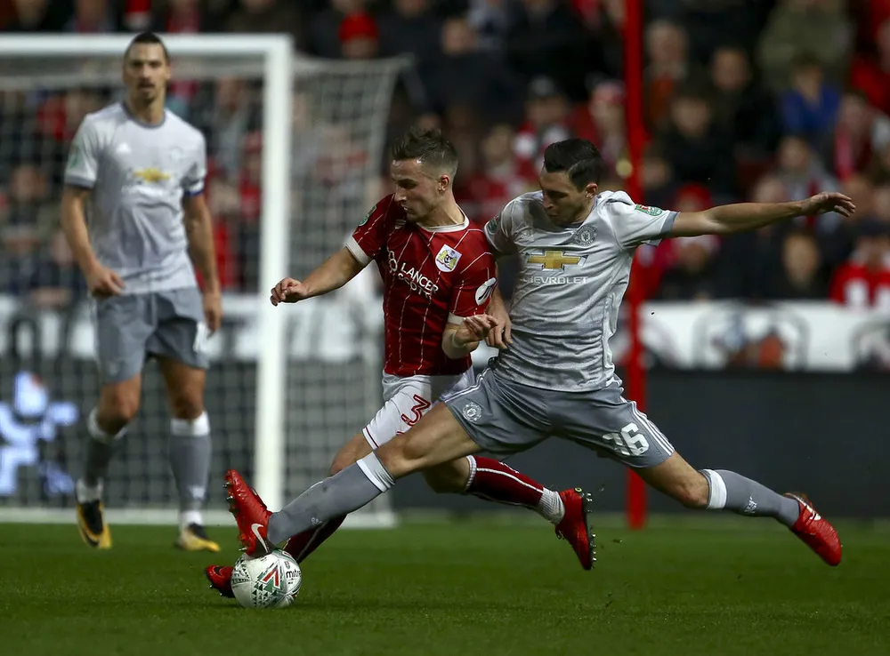 Matteo Darmian (phải, Manchester United) càn phá tiền đạo Bristol City trong Cúp Liên đoàn. Ảnh: Getting Images.