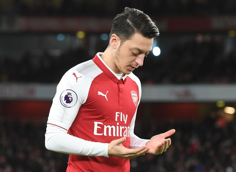 Mesut Oezil sẽ phải chọn lựa bến bờ mới cho mình. Ảnh: Getty Images.