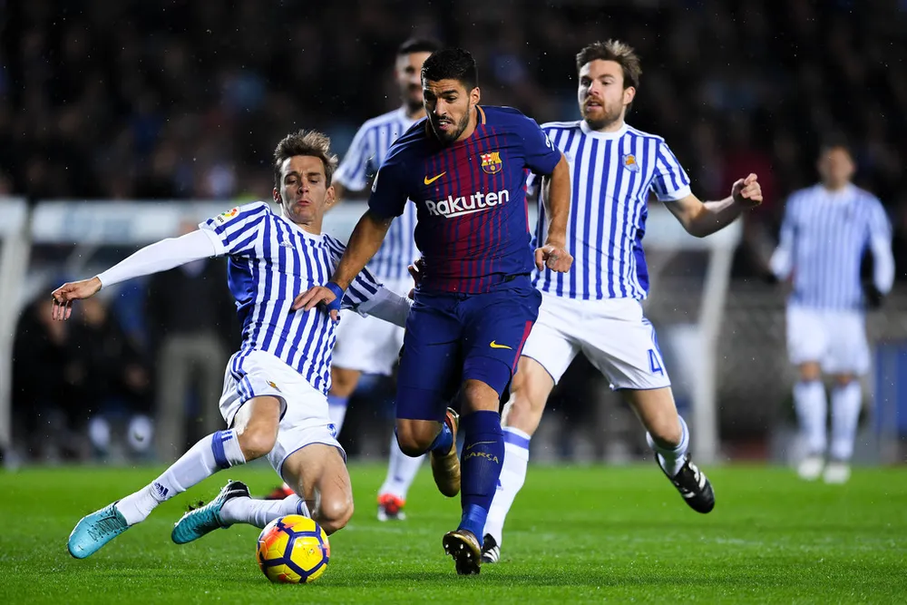 Luis Suarez (Barcelona) tỏa sáng trong trận thắng ngược Real Sociedad. Ảnh: Getty Images.