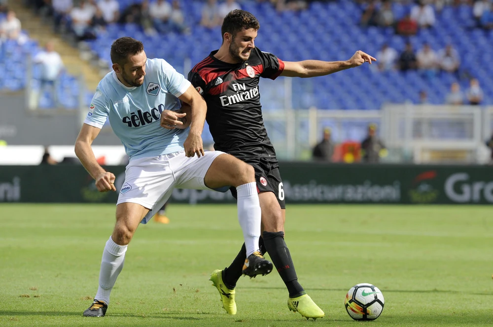 Patrick Cutrone (phải, AC Milan) tranh bóng với Stefan De Vrij (Lazio). Ảnh: Getty Images.