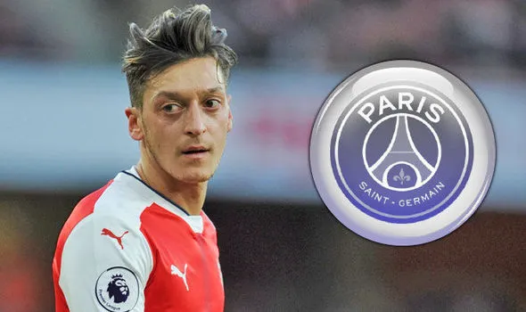 Mesut Oezil quyết định ở lại Arsenal đến năm 2021.