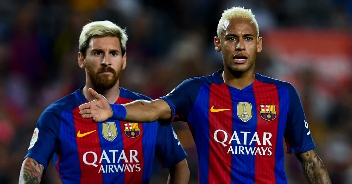 Messi và Neymar luôn đối mặt nhau trong những pha đá phạt. Ảnh: Getty Images.