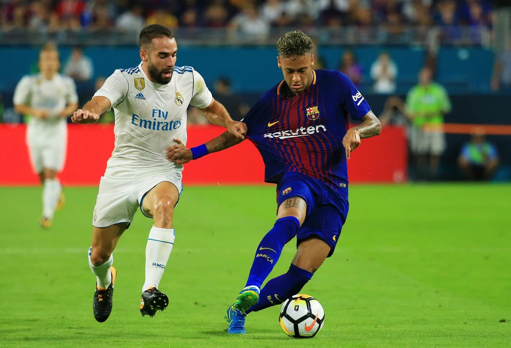 Dani Carvajal (trái, Real Madrid) thường phải phạm lỗi để ngăn cản Neymar. Ảnh: Getty Images.