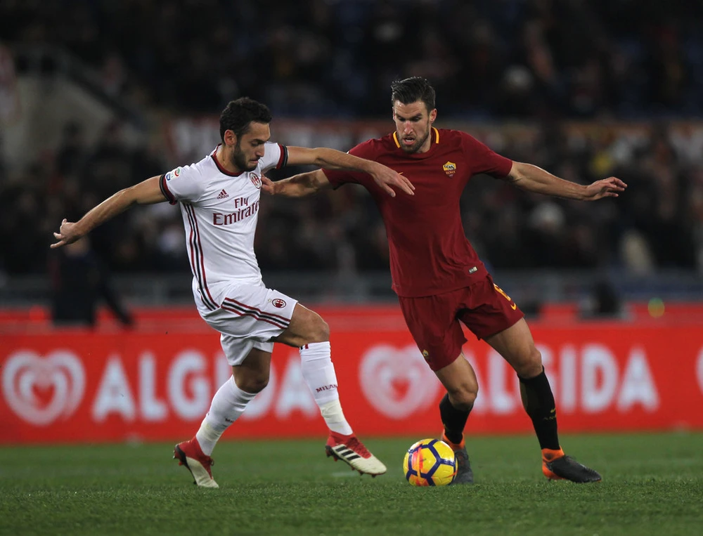 Hakan Calhanoglu (trái, AC Milan) tranh bóng với Kevin Strootman (AS Roma). Ảnh: Getty Images. 