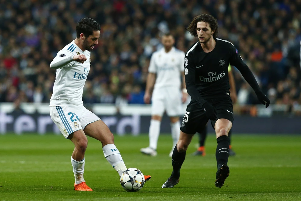 Adrien Rabiot (phải, PSG) tranh bóng với Isco (Real Madrid).