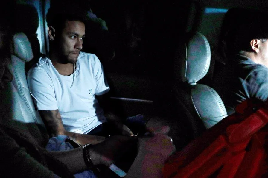 Neymar đến bệnh viện Mater Dei sáng hôm qua.