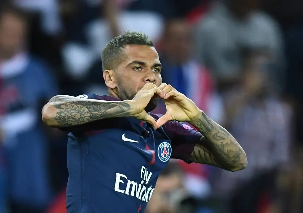 Dani Alves tin PSG sẽ đánh bại Real Madrid.