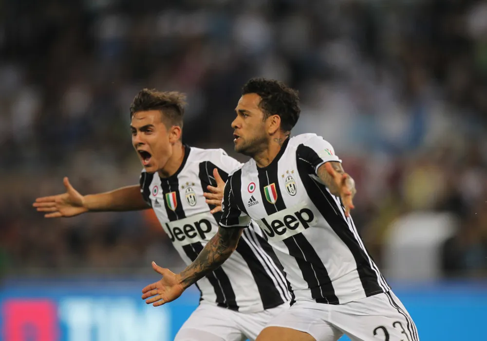 Dani Alves (phải) và Paulo Dybala trong màu áo Juvbentus.